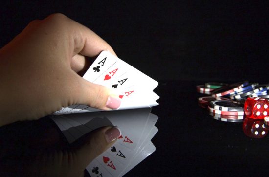 Vantaggi e svantaggi delle carte gratuite nel poker